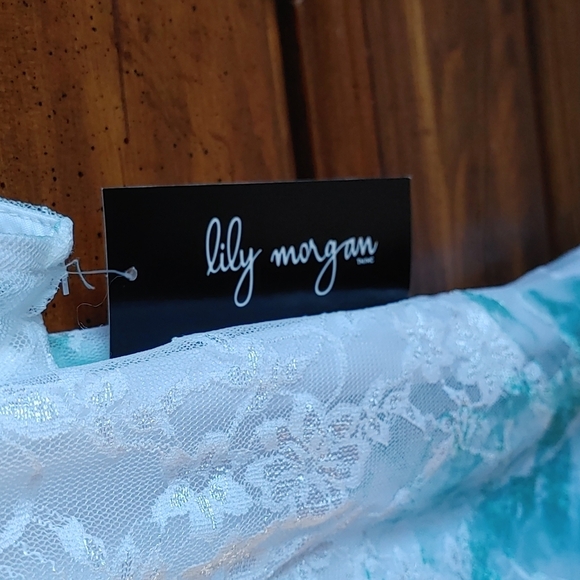 💚NWT Women's pretty White & Green Top - Picture 3 of 9